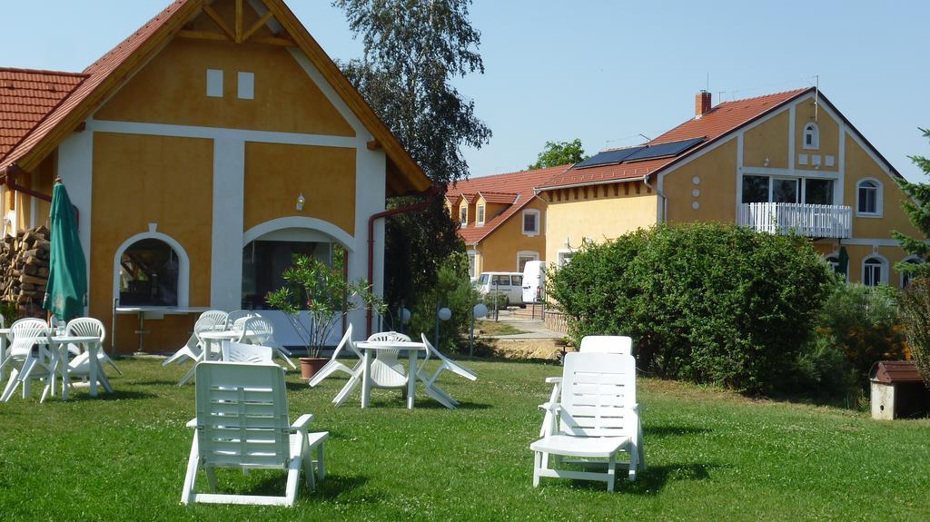 Hotel Áldos Panzió Farád Exterior foto