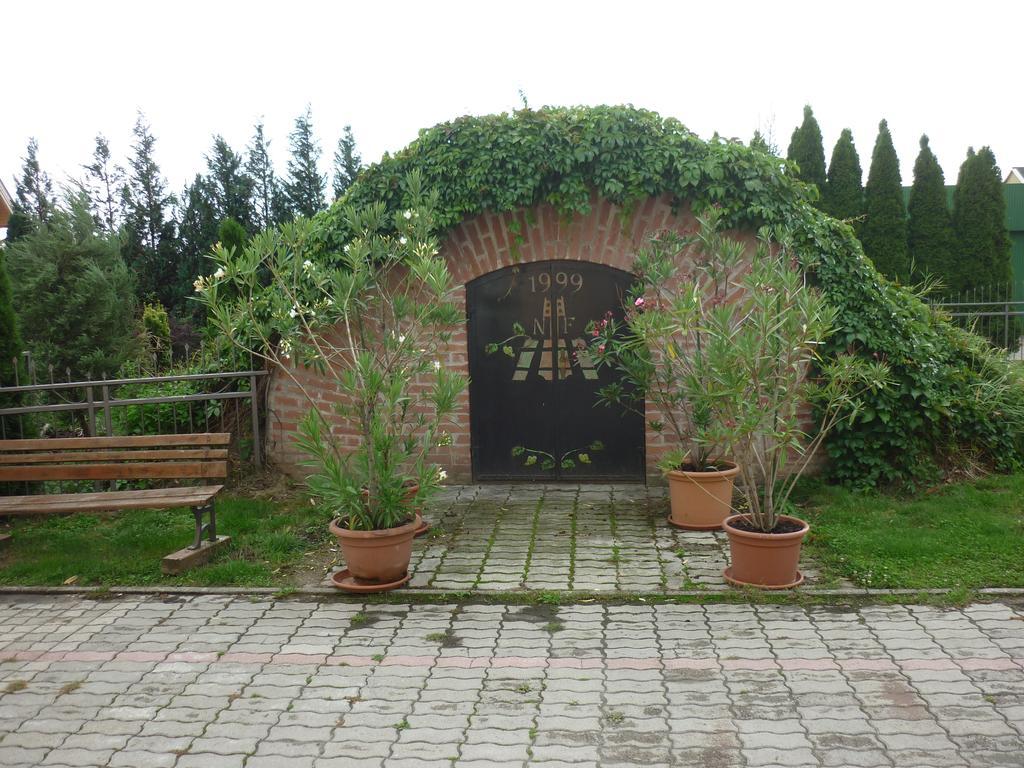 Hotel Áldos Panzió Farád Exterior foto